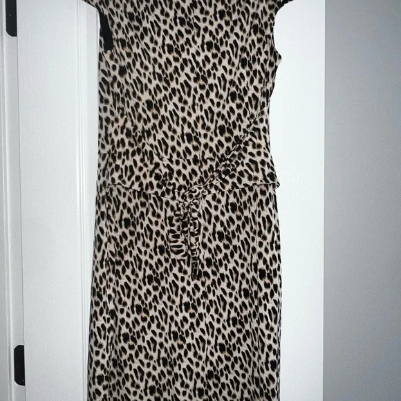 Tahari Dress Size 6 Sheath Animal Print Pleated Neck Stretch Cap Sleeve Career - Picture 4 of 4